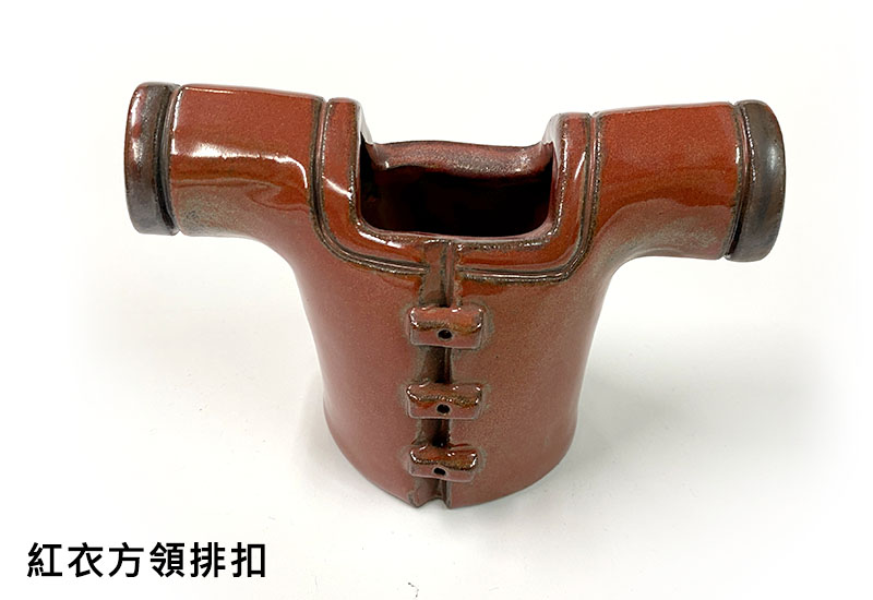 客家服飾筆筒-紅衣方領排扣
